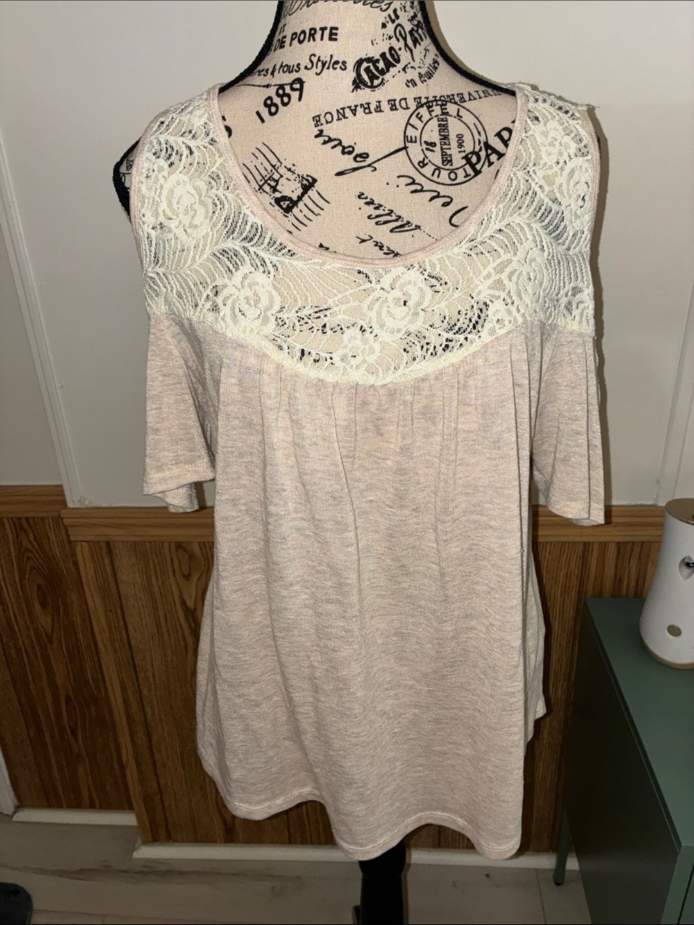 Rewind XL Lace Yoke Cold-Shoulder Top - Blush Great Condition!